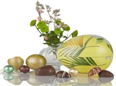 Gult metalæg med marcipanæg, fyldte chokoladeæg og fyldte folieæg